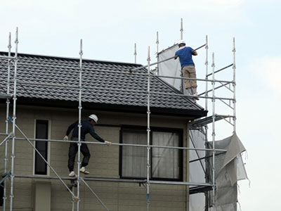 本格的な屋根工事に入る前に、まずは足場の設置、屋根の洗浄作業から工事は始まります
